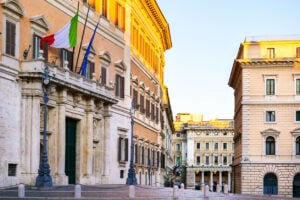 Manovra da 23,5 miliardi, il governo stringe: pensioni, fisco e bonus