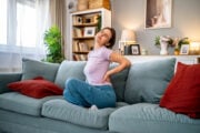 Donna con dolori fibromialgia
