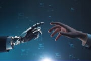 Rendering 3D di una mano umana e di una mano robotica che si incontrano