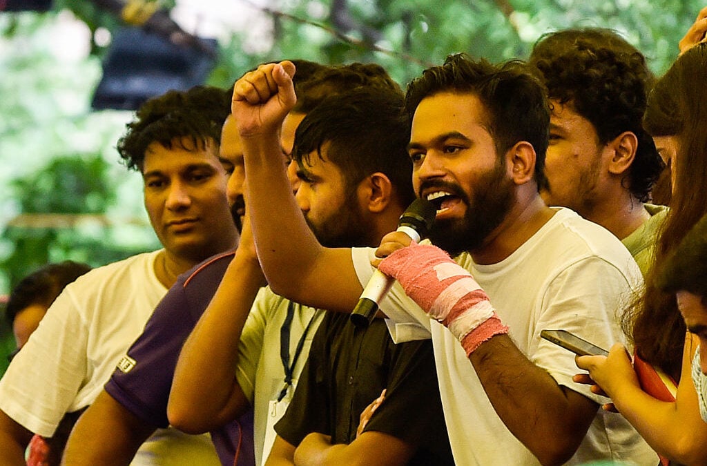 Abhijeet Dipke parla ai sostenitori del Cockroach Janta Party a Jantar Mantar, Nuova Delhi