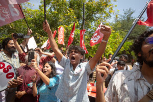 Studenti manifestano a Bengaluru contro le presunte irregolarità nelle liste elettorali indiane