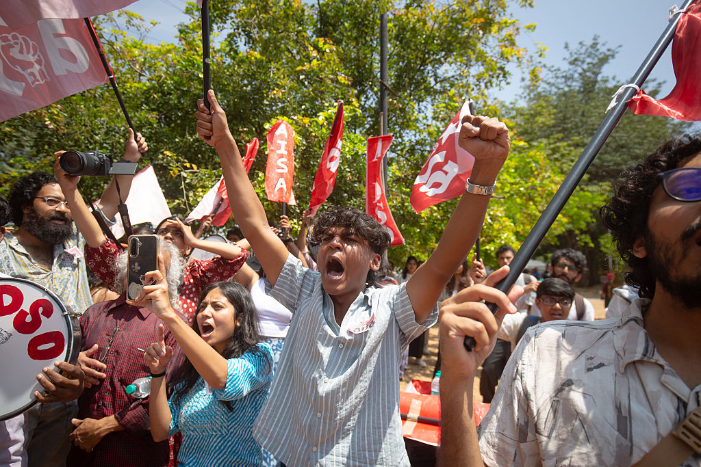 Studenti manifestano a Bengaluru contro le presunte irregolarità nelle liste elettorali indiane