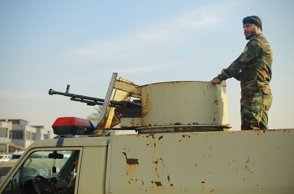 Un membro delle Hashed al-Shaabi a Baghdad nel gennaio 2024