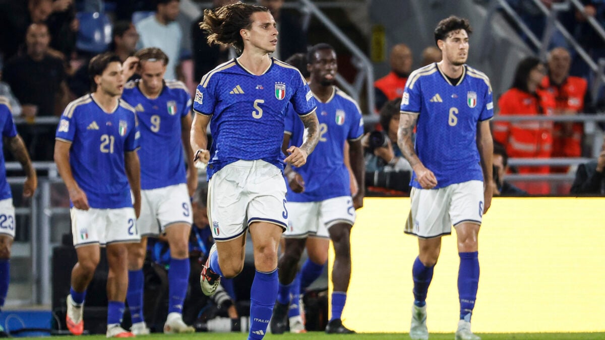 Riccardo Calafiori esulta con i compagni dopo il gol dell'Italia contro la Turchia al Dall'Ara