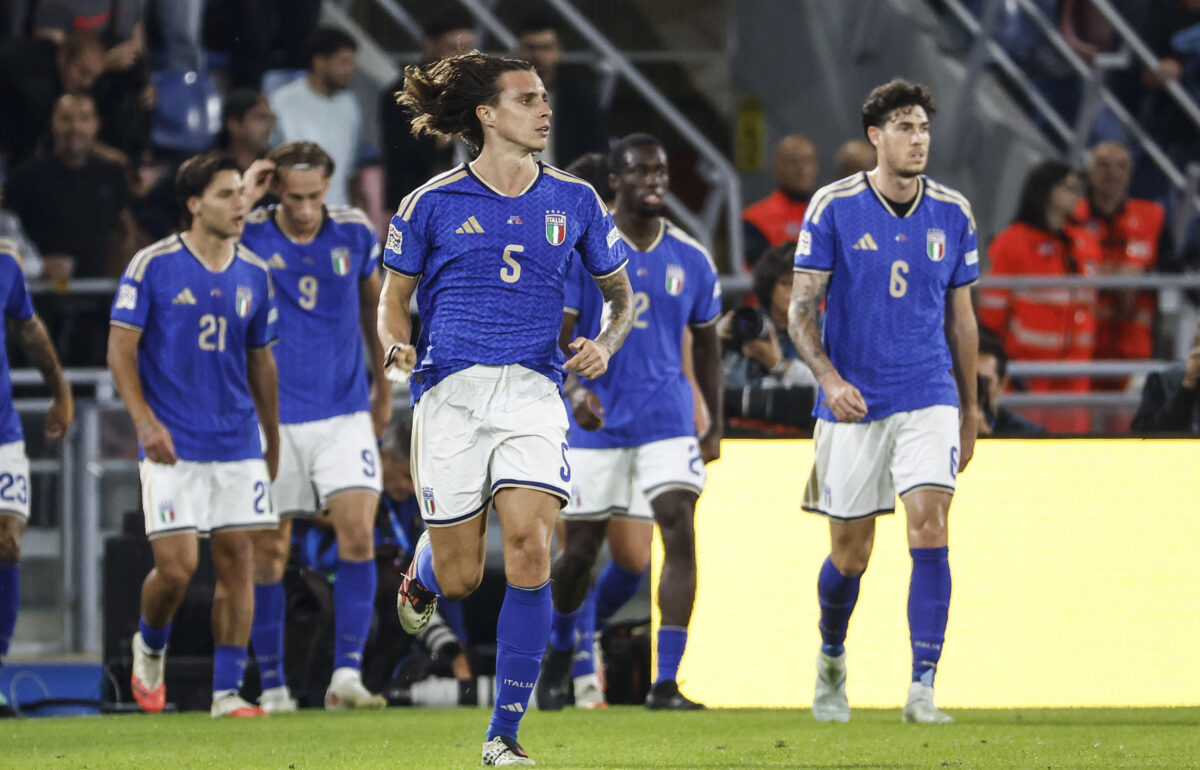 Riccardo Calafiori esulta con i compagni dopo il gol dell'Italia contro la Turchia al Dall'Ara