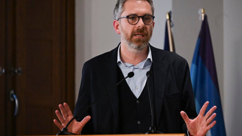 Lepore dà case a tutti tranne alla famiglia italiana con otto figli