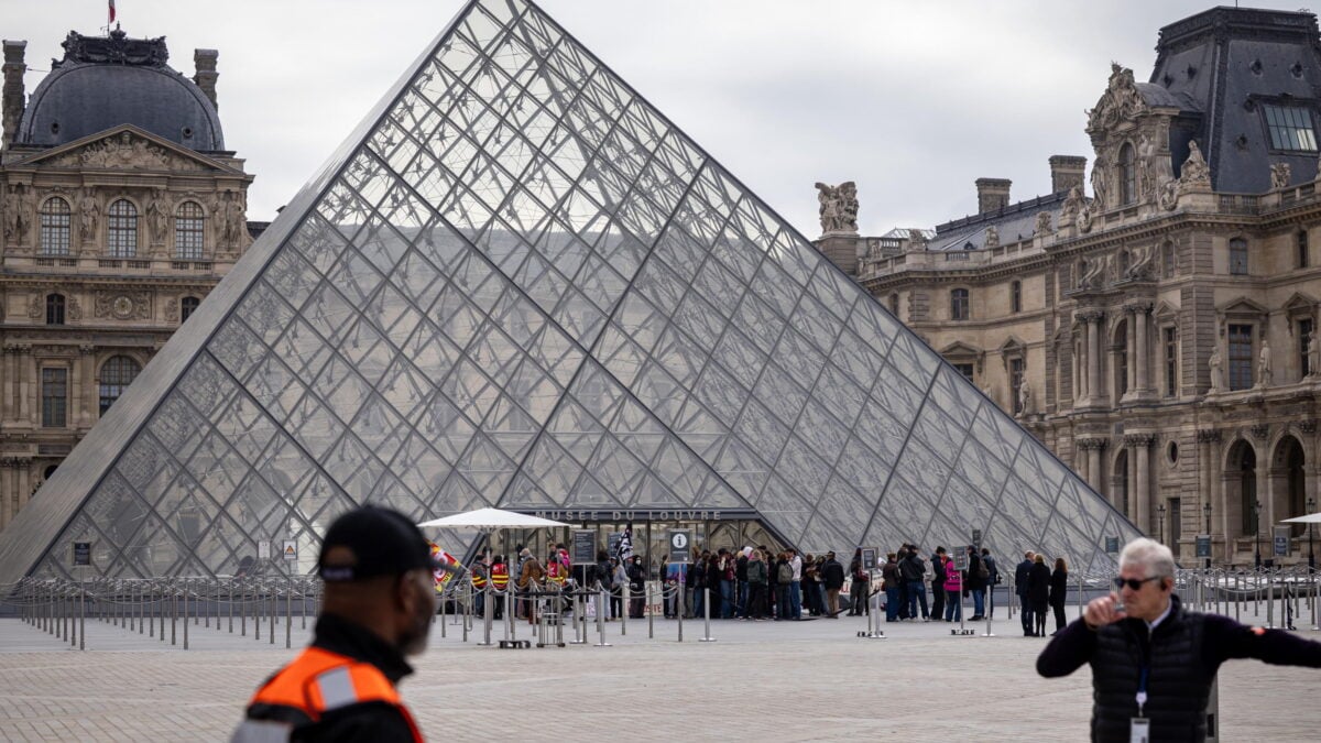 Francia allo sbando, chiuso il Louvre. Il prefetto di Parigi: «Arrangiatevi»