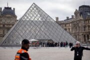 Francia allo sbando, chiuso il Louvre. Il prefetto di Parigi: «Arrangiatevi»