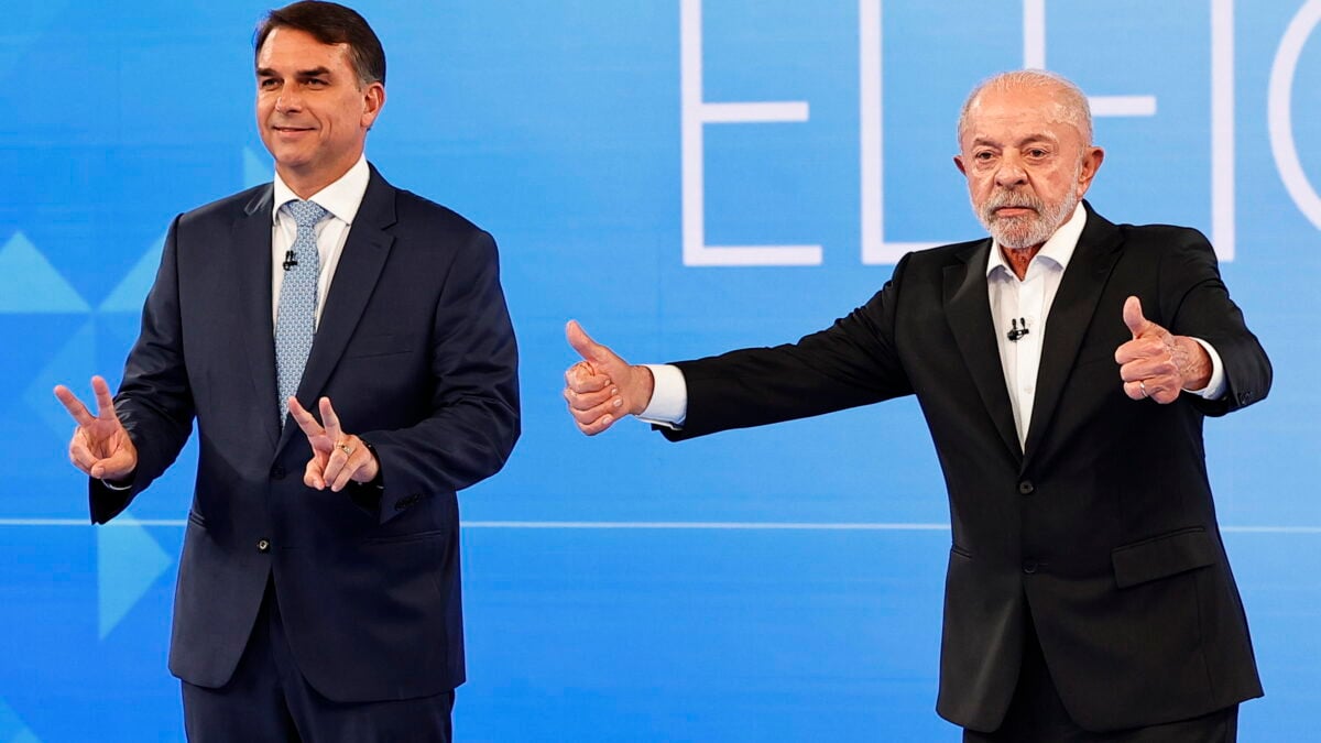Il presidente brasiliano Luiz Inácio Lula da Silva, a destra, e l'esponente dell'opposizione Flávio Bolsonaro, a sinistra, durante il dibattito per le elezioni presidenziali negli studi televisivi di TV Globo a Rio de Janeiro