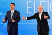 Il presidente brasiliano Luiz Inácio Lula da Silva, a destra, e l'esponente dell'opposizione Flávio Bolsonaro, a sinistra, durante il dibattito per le elezioni presidenziali negli studi televisivi di TV Globo a Rio de Janeiro