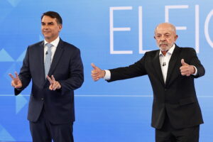 Il presidente brasiliano Luiz Inácio Lula da Silva, a destra, e l'esponente dell'opposizione Flávio Bolsonaro, a sinistra, durante il dibattito per le elezioni presidenziali negli studi televisivi di TV Globo a Rio de Janeiro
