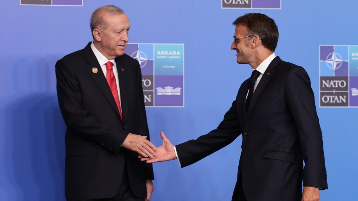 Recep Tayyip Erdogan accoglie Emmanuel Macron al vertice Nato di Ankara del luglio 2026