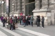 Francia, i manifestanti bloccano l’accesso al Louvre