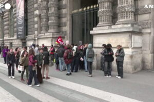 manifestanti louvre