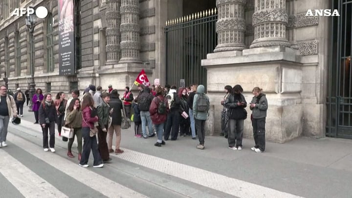 Francia, i manifestanti bloccano l’accesso al Louvre