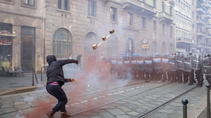 Disordini e cariche della polizia durante la manifestazione Italia in Piazza a Milano il 17 ottobre 2026