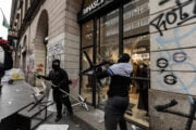 Le chat dei maranza: «Rubiamo il borsone ai negri», «bombe carta sugli sbirri»