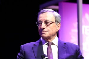 Draghi briga per imporre la cura alle malattie che pure lui ha causato