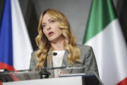 Meloni contro la Ue: fateci aiutare gli italiani