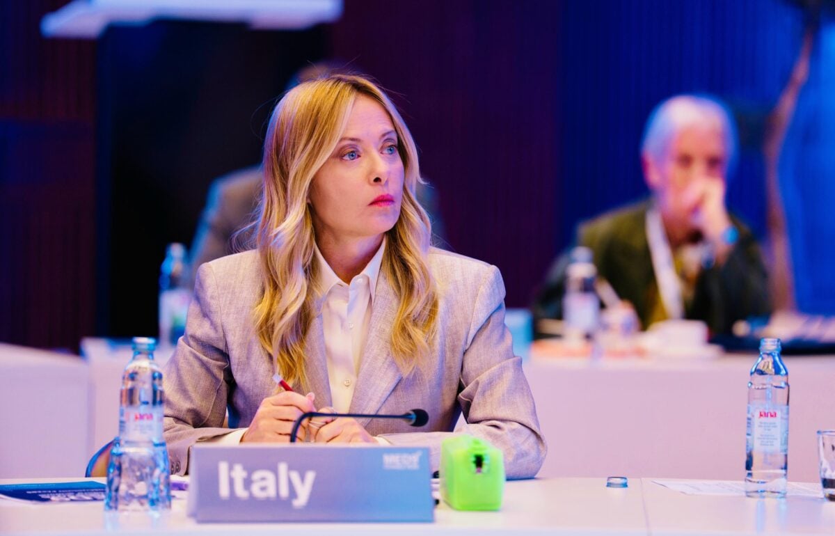 La Meloni rassicura sul caro carburanti: pronte altre misure. L’Ue: no a spese extra