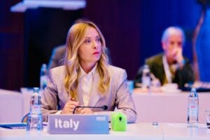 La Meloni rassicura sul caro carburanti: pronte altre misure. L’Ue: no a spese extra