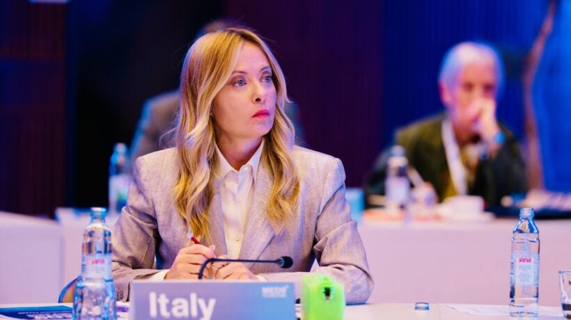 La Meloni rassicura sul caro carburanti: pronte altre misure. L’Ue: no a spese extra