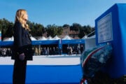 Meloni omaggia i quattro militari morti in Bosnia: rose al Villaggio della Difesa