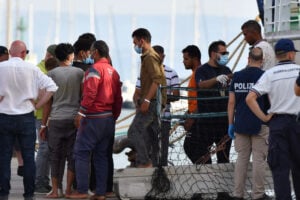 Migranti soccorsi al largo di Lampedusa mentre sbarcano dalla nave della Ong Humanity1 nel porto di Catania.