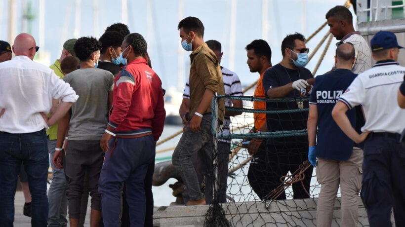 Il piano Pd: aiutiamo i migranti a casa nostra