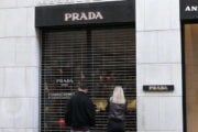 Paura di nuovi disordini a Milano, chiudono i negozi del lusso