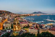 Tutto il colorato caos di Napoli, grande capitale imperfetta d’Italia