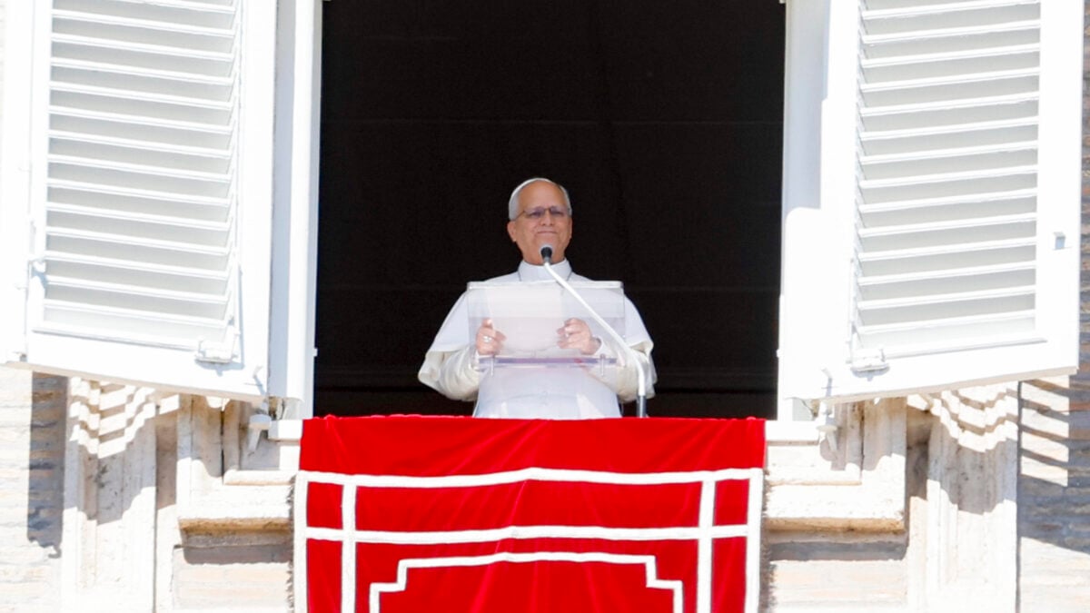 Papa Leone XIV si affaccia dalla finestra del Palazzo Apostolico per recitare l’Angelus in piazza San Pietro.