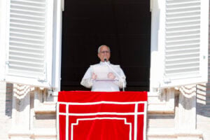 Papa Leone XIV si affaccia dalla finestra del Palazzo Apostolico per recitare l’Angelus in piazza San Pietro.