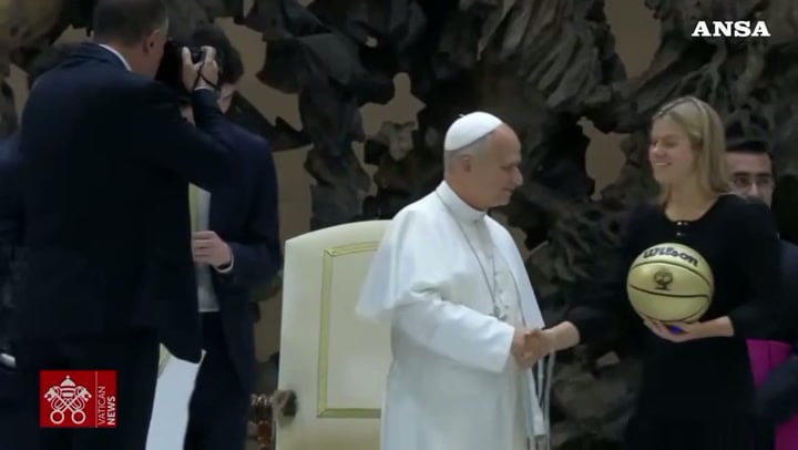 Il Papa gioca a basket e sale sulla pedana per sembrare più alto
