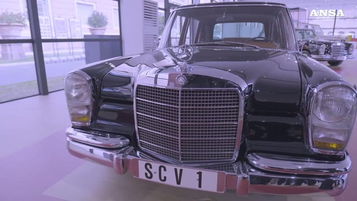 Vaticano, ai Musei Vaticani la mostra Mercedes-Benz dedicata a un secolo di Papamobile
