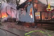 Peschiera del Garda, incendio al campeggio. 30 bungalow distrutti