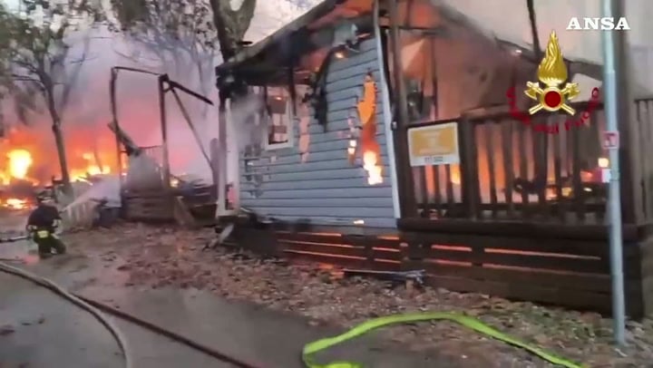 Peschiera del Garda, incendio al campeggio. 30 bungalow distrutti
