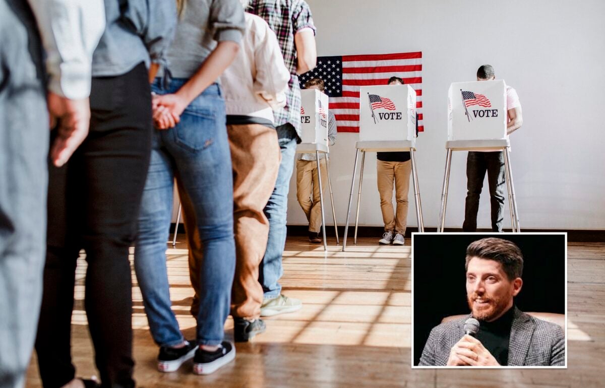 Un elettore americano nella cabina elettorale