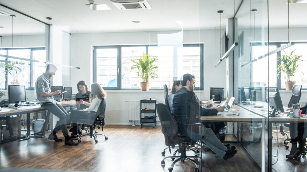Persone al lavoro in ufficio davanti ai computer