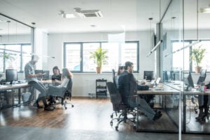 Persone al lavoro in ufficio davanti ai computer