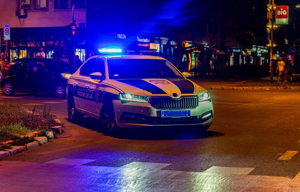 Auto della polizia serba con i lampeggianti blu