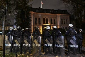 Agenti di polizia nel complesso della Corte costituzionale polacca a Varsavia