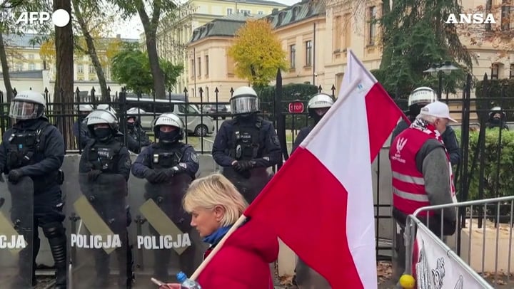 Polonia, proteste davanti alla Corte costituzionale: «È colpo di Stato»