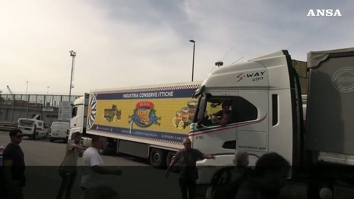 Napoli, gli sfollati di Pozzuoli al fianco degli autotrasportatori: «Una battaglia comune»