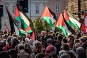 Manifestanti riuniti in piazza Castello a Torino durante un presidio a sostegno della Palestina e della Global Sumud Flotilla