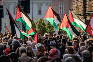 Manifestanti riuniti in piazza Castello a Torino durante un presidio a sostegno della Palestina e della Global Sumud Flotilla