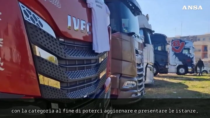 Autotrasportatori in piazza a Bari: «Il caro carburante ricadrà sui consumatori»