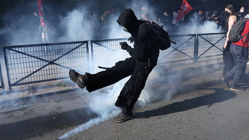 Francia, la protesta degli studenti degenera: preside cosparso di benzina