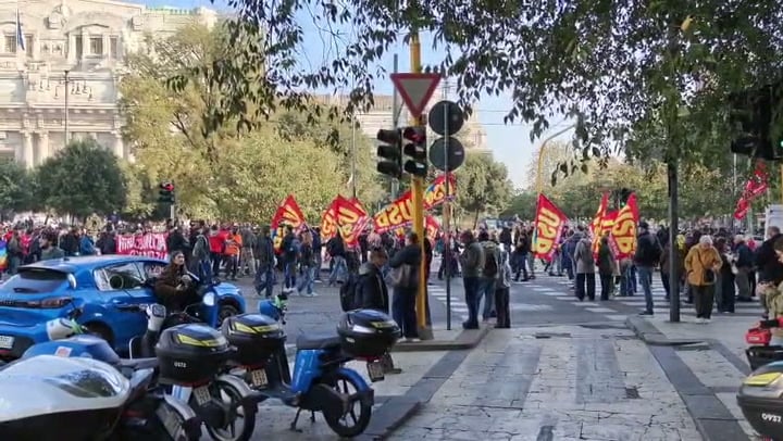 Il corteo del sindacato Usb del 30 ottobre in piazza Duca d’Aosta, a Milano