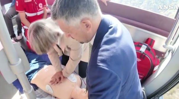 Imparare a salvare vite in funivia: lezioni di rianimazione sul Renon